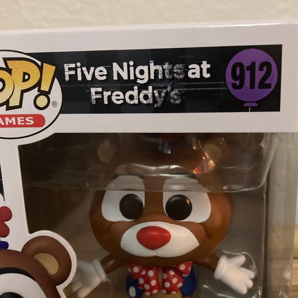 Funko Pop Circus Freddy in Red and Blue - Picture 3 of 4